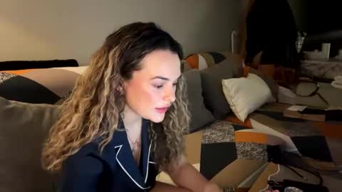 Snapshot of dominatrix_victoria chatting on 03/04/25, 12:50 Victoria online show from 03/04/25, 12:50