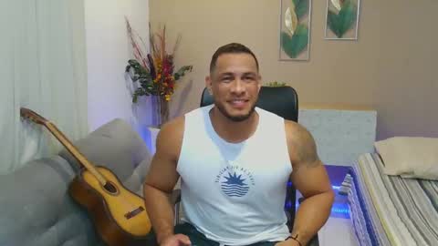 dominic_hulk1 online show from 10/04/25, 03:59