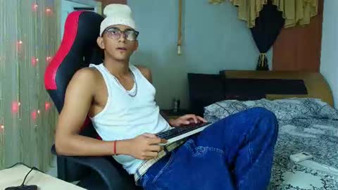 Snapshot of dominic_smith_ chatting on 06/18/26, 04:35 dominic_smith_ online show from 06/18/26, 04:35