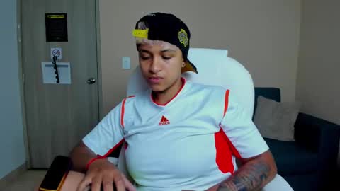 Snapshot of dominick_joness chatting on 09/10/25, 04:56 Dominick  online show from 09/10/25, 04:56