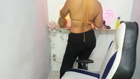 Snapshot of dona_tella chatting on 05/26/26, 10:44 dona_tella online show from 05/26/26, 10:44