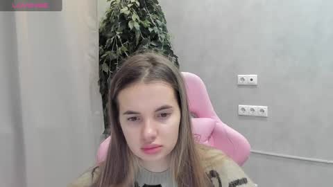 Snapshot of donnaaa_evans chatting on 12/16/24, 12:04 Donna On GMT2 Mon-Fri 3-9 AM online show from 12/16/24, 12:04