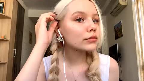 Snapshot of donnettakeblish chatting on 10/17/25, 11:24 Stella online show from 10/17/25, 11:24