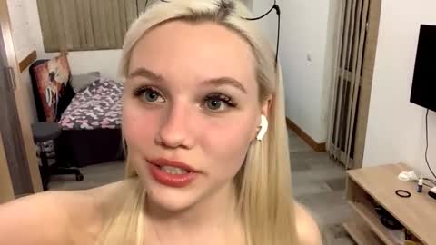 Snapshot of donnettakeblish chatting on 10/30/25, 05:35 Stella online show from 10/30/25, 05:35