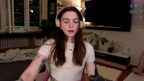 Snapshot of dorfmatratze_ chatting on 06/06/26, 06:18 Alice online show from 06/06/26, 06:18
