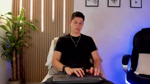 Snapshot of dorian_mystery chatting on 12/15/25, 10:25 dorian_mystery online show from 12/15/25, 10:25