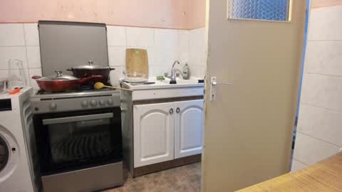 Snapshot of doriancretu95 chatting on 12/14/24, 07:25 menu below online show from 12/14/24, 07:25