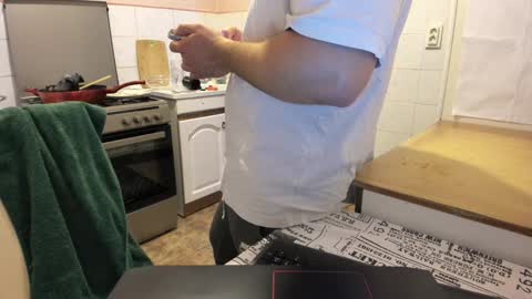 Snapshot of doriancretu95 chatting on 12/22/24, 08:16 menu below online show from 12/22/24, 08:16