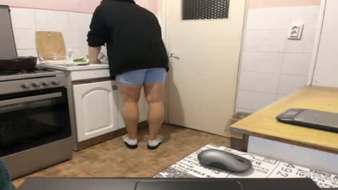 Snapshot of doriancretu95 chatting on 05/05/26, 05:59 menu below online show from 05/05/26, 05:59