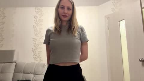 Snapshot of dorielathern chatting on 11/30/25, 01:48 Dori online show from 11/30/25, 01:48