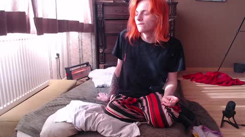 Snapshot of dosbox98 chatting on 01/22/25, 09:35 stupid ass online show from 01/22/25, 09:35