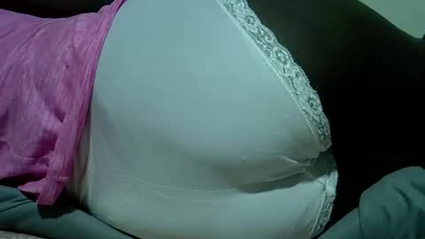 Snapshot of double_love9 chatting on 04/18/26, 12:03 bellie online show from 04/18/26, 12:03