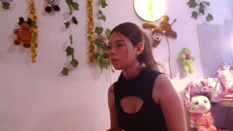 Snapshot of draculaura_x chatting on 04/21/26, 11:29 Laura online show from 04/21/26, 11:29