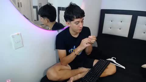 -- nicolle and jhon -- online show from 11/04/25, 08:19