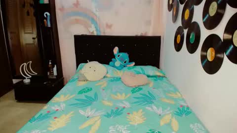 Snapshot of dream__girls69944 chatting on 12/15/25, 06:50 sharon online show from 12/15/25, 06:50