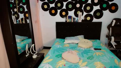 Snapshot of dream__girls69944 chatting on 02/18/26, 08:43 sharon online show from 02/18/26, 08:43