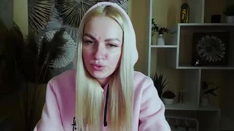 dream_dolly_ online show from 10/14/25, 01:01