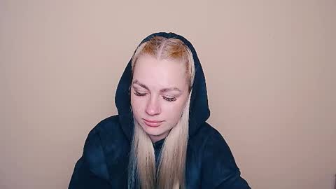 dream_dolly_ online show from 10/15/25, 12:27