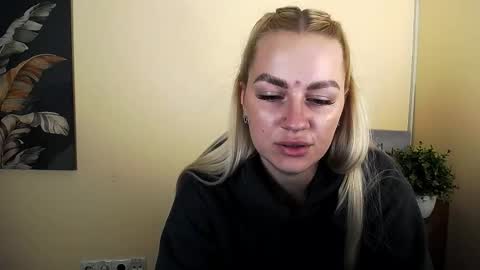 dream_dolly_ online show from 10/17/25, 01:35