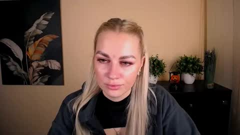 dream_dolly_ online show from 10/26/25, 01:50