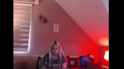 A girl online show from 06/04/26, 07:14