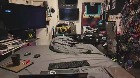 Snapshot of dreamer_xyz chatting on 01/01/25, 11:51 Dream Maker online show from 01/01/25, 11:51