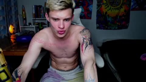 Snapshot of dreamyadam chatting on 04/26/26, 03:42 Adam Dream online show from 04/26/26, 03:42