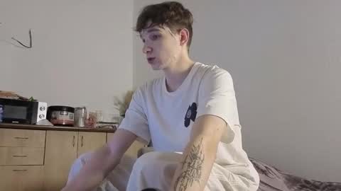 Snapshot of drinklinov chatting on 12/17/25, 02:45 Mark online show from 12/17/25, 02:45