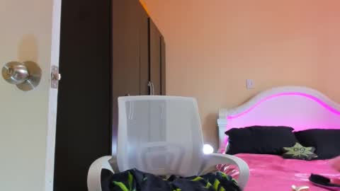 Snapshot of drippyorlove chatting on 02/14/25, 07:12 drippyorlove online show from 02/14/25, 07:12