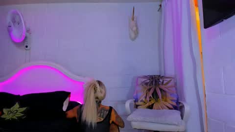 Snapshot of drippyorlove chatting on 09/24/25, 02:09 drippyorlove online show from 09/24/25, 02:09