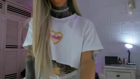 Snapshot of drippyorlove chatting on 11/19/25, 01:44 drippyorlove online show from 11/19/25, 01:44