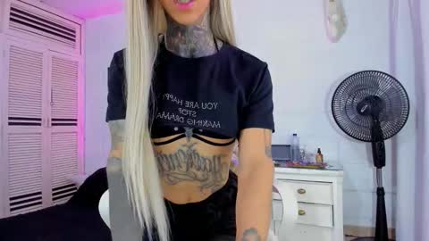 Snapshot of drippyorlove chatting on 12/02/25, 08:37 drippyorlove online show from 12/02/25, 08:37