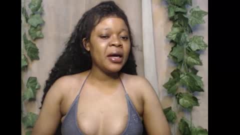 Snapshot of dripqueenx chatting on 12/16/25, 12:04 linda online show from 12/16/25, 12:04