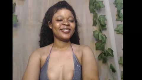 Snapshot of dripqueenx chatting on 12/19/25, 11:01 linda online show from 12/19/25, 11:01