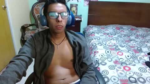 Snapshot of dtwink0310 chatting on 11/11/25, 02:33 David online show from 11/11/25, 02:33