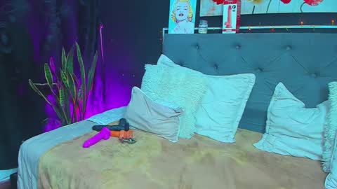 Snapshot of dulce_celeste15 chatting on 01/25/25, 02:15 C E L E S T E online show from 01/25/25, 02:15