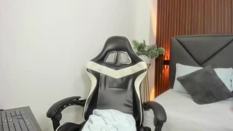 E S T R E L L A online show from 10/18/25, 02:03