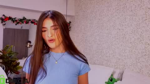 dulce_isabel_ online show from 05/25/26, 03:56
