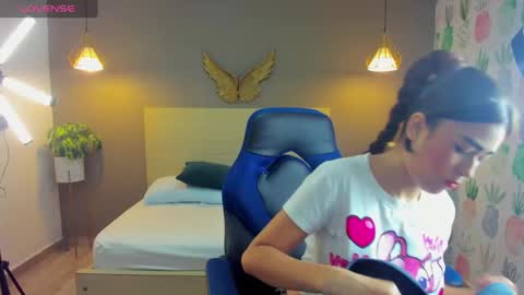 Snapshot of dulce_victoriaa_ chatting on 02/12/25, 11:51 V I C T O R I A online show from 02/12/25, 11:51