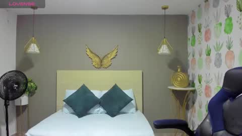 Snapshot of dulce_victoriaa_ chatting on 02/15/25, 12:01 V I C T O R I A online show from 02/15/25, 12:01