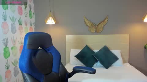 Snapshot of dulce_victoriaa_ chatting on 02/17/25, 03:20 V I C T O R I A online show from 02/17/25, 03:20