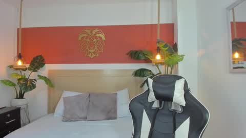 Snapshot of dulce_victoriaa_ chatting on 02/25/25, 04:10 V I C T O R I A online show from 02/25/25, 04:10