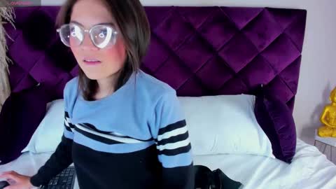 Snapshot of dulcevela chatting on 03/05/25, 04:24 dulcevela online show from 03/05/25, 04:24