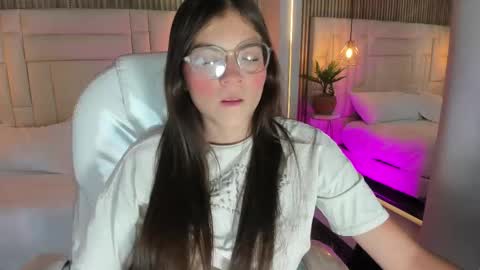 Snapshot of dulcevela chatting on 09/15/25, 10:43 dulcevela online show from 09/15/25, 10:43
