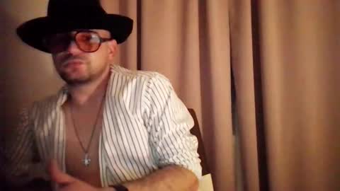 Snapshot of dumitrudolca chatting on 12/18/25, 01:33 nickyyyx online show from 12/18/25, 01:33