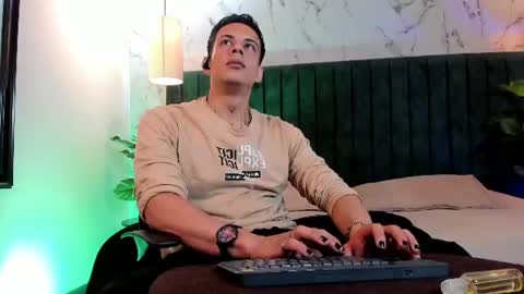 Snapshot of dustin_sonne chatting on 07/13/26, 03:31 Dustin Sonne online show from 07/13/26, 03:31
