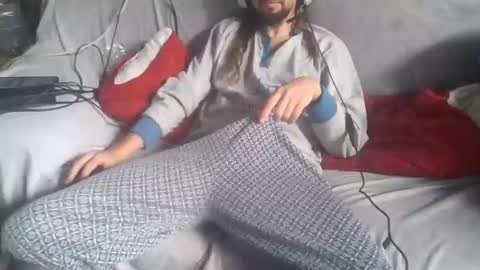 Snapshot of dv3nd3 chatting on 11/13/25, 01:21 dv3nd3 online show from 11/13/25, 01:21