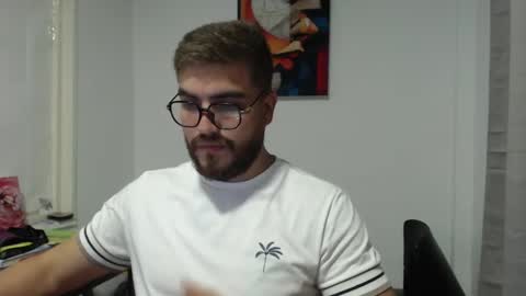 Snapshot of dylanhot10 chatting on 02/19/25, 01:18 dylanhot10 online show from 02/19/25, 01:18