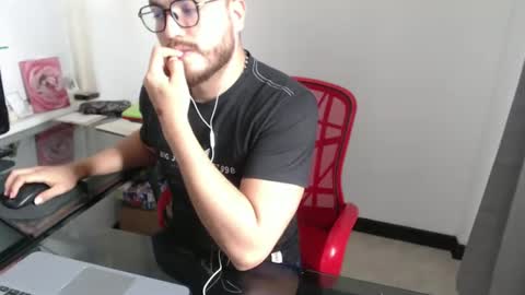 Snapshot of dylanhot10 chatting on 10/18/25, 09:15 dylanhot10 online show from 10/18/25, 09:15