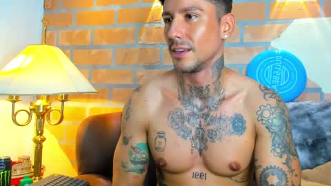 Snapshot of dylanstonne1 chatting on 02/23/25, 12:19 D Y L A N online show from 02/23/25, 12:19